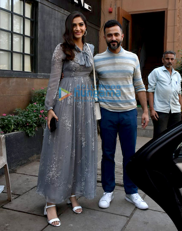 Sonam Kapoor Ahuja and Anand Ahuja snapped at his store in Bandra Sonam Kapoor Ahuja and Anand Ahuja snapped at his store in Bandra