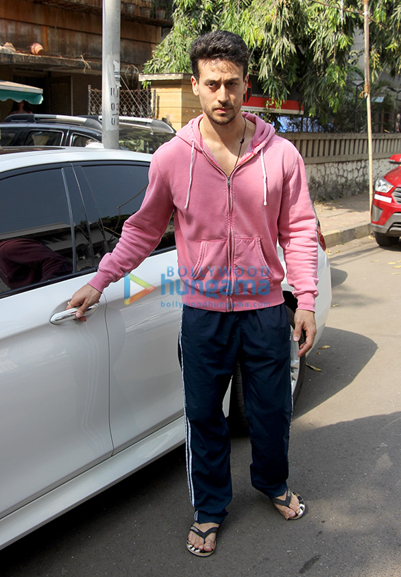 tiger shroff snapped in bandra 2 3