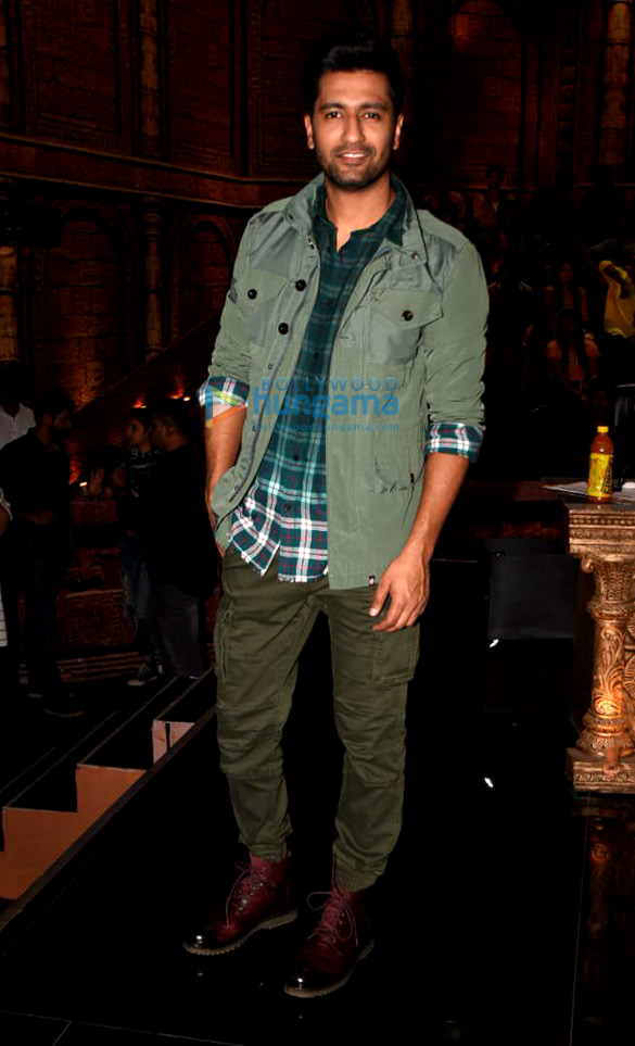 vicky kaushal yami gautam snapped on the sets of indias got talent for uri promotions 4