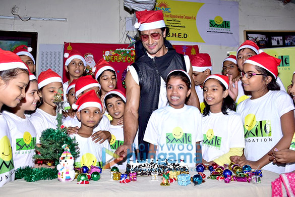 vidyut jammwal celebrates christmas with kids at smile foundation at mahakali andheri 4