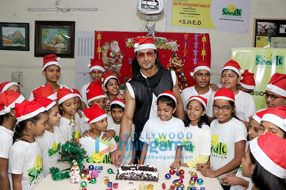 vidyut jammwal celebrates christmas with kids at smile foundation at mahakali andheri 6