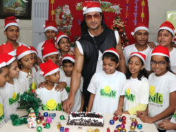 Vidyut Jammwal turns SANTA for UNDERPRIVILEGED KIDS at SMILE FOUNDATION
