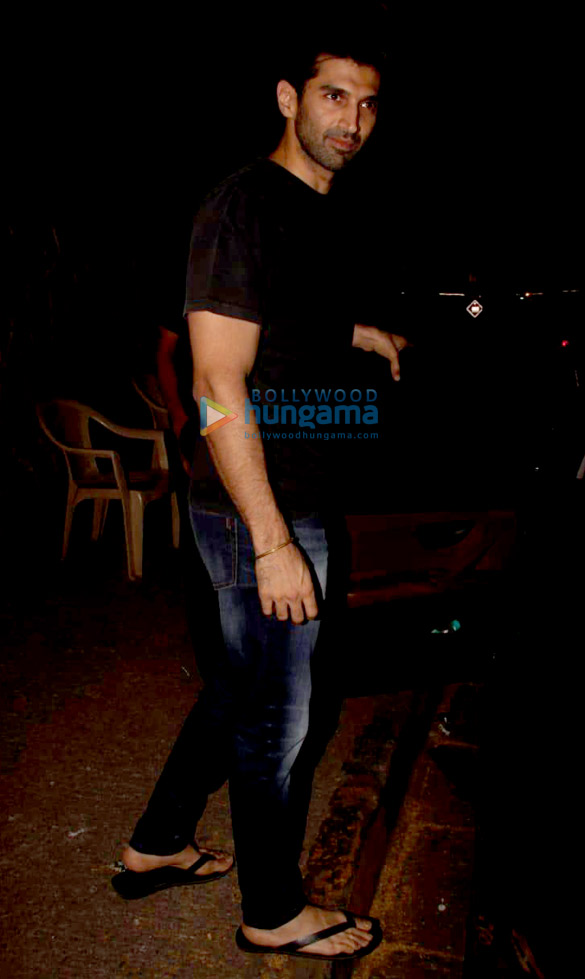 aditya roy kapur and kunal kapoor snapped at hakims aalim salon in bandra 4