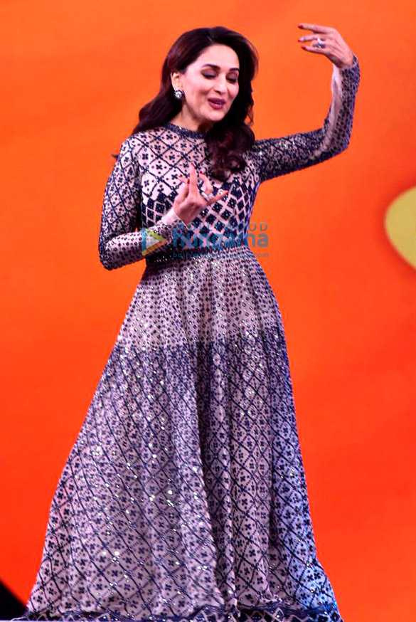 akshay kumar ajay devgn ranveer singh ranbir kapoor and others grace umang 2019 4
