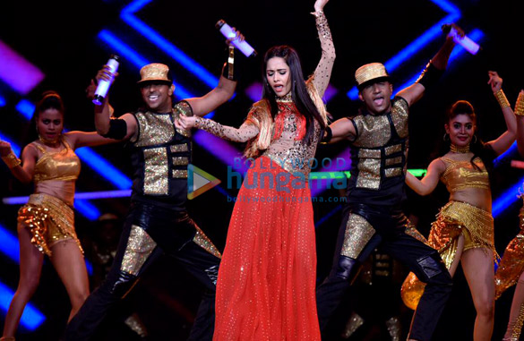 akshay kumar ajay devgn ranveer singh ranbir kapoor and others grace umang 2019 6