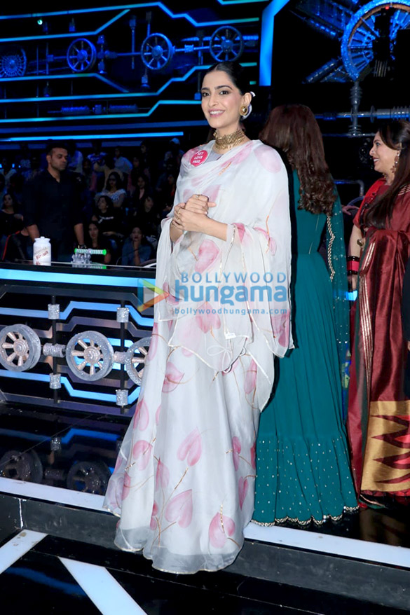 anil kapoor sonam kapoor ahuja rajkummar rao and juhi chawla snapped promoting ek ladki ko dekha toh aisa laga on sets of super dancer chapter 3 3