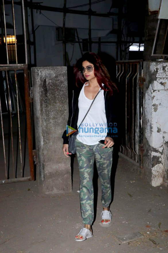 esha gupta and shamita shetty spotted at kromakay salon in juhu 1