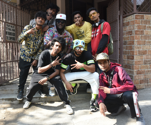 After song release, Ranveer Singh breaks into 'Mere Gully Mein’ with fellow rappers on the streets of Mumbai After song release, Ranveer Singh breaks into 'Mere Gully Mein’ with fellow rappers on the streets of Mumbai