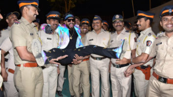Ranveer Singh gets bashed on Instagram for his inappropriate picture with police officials at Umang 2019