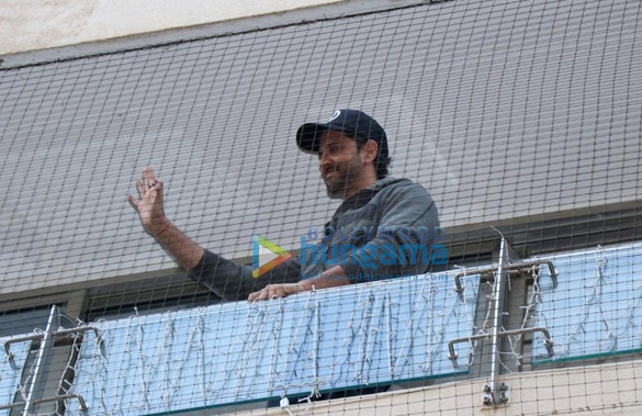 hrithik roshan celebrates birthday with fans 3