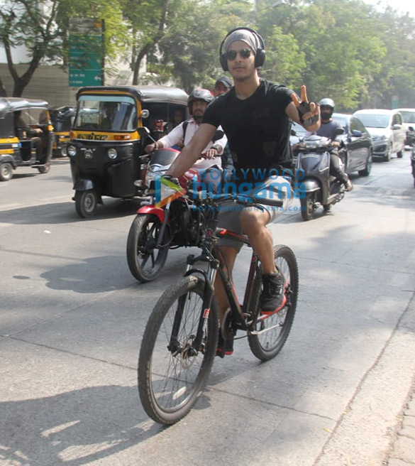 ishaan khatter spotted in juhu 4