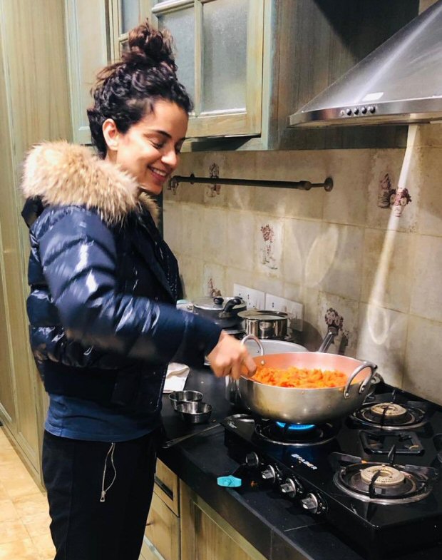 Kangana Ranaut spends New Years in the most homely manner and spends quality time with family! Kangana Ranaut spends New Years in the most homely manner and spends quality time with family!