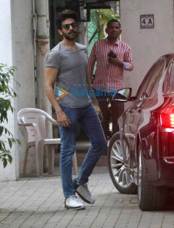 kartik aaryan and kriti sanon spotted at maddock films office 1