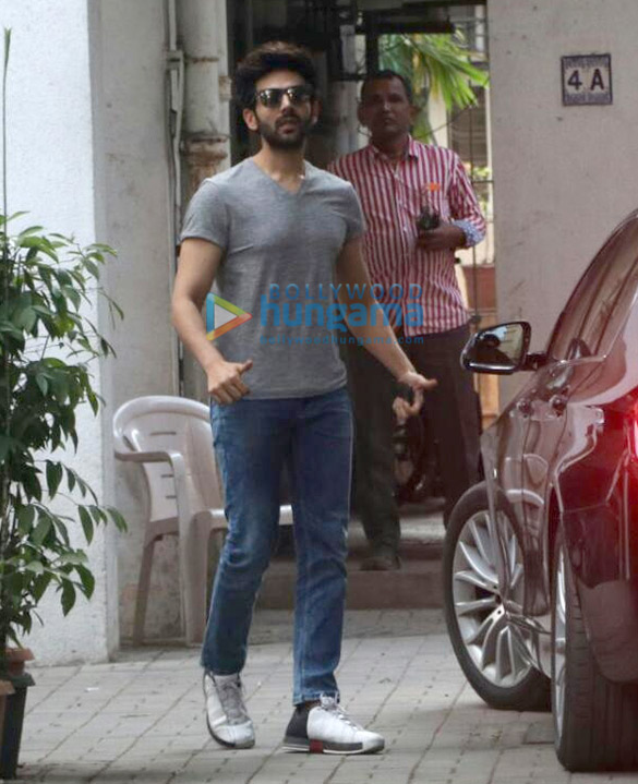 kartik aaryan and kriti sanon spotted at maddock films office 3