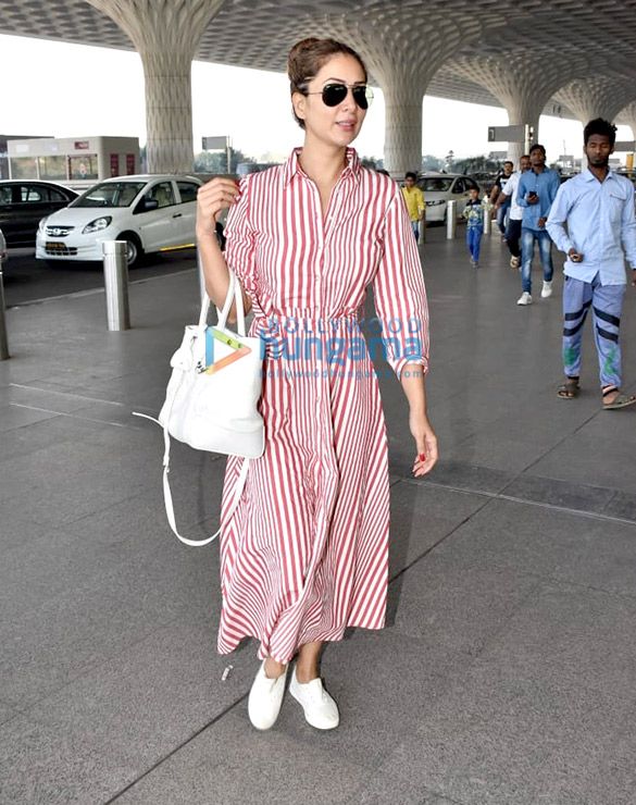 kim sharma and nysa devgn snapped at the airport 3