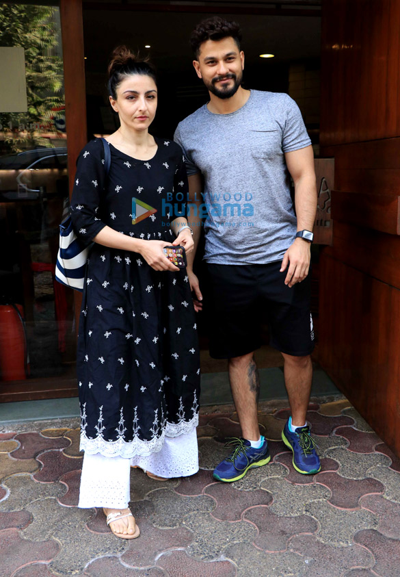 neha dhupia angad bedi soha ali khan and kunal khemu spotted at salt water cafe in bandra 2