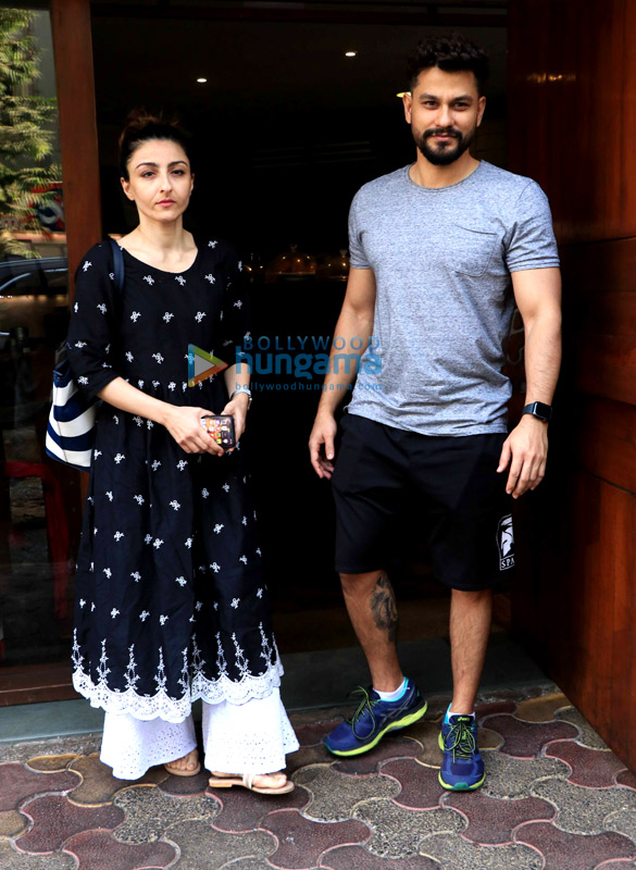 neha dhupia angad bedi soha ali khan and kunal khemu spotted at salt water cafe in bandra 6