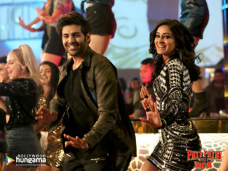 Movie Wallpapers Of Pati Patni Aur Woh