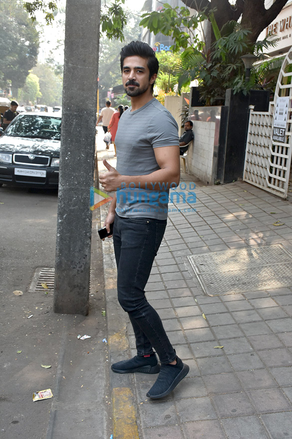 saqib saleem spotted after a salon session in bandra 3