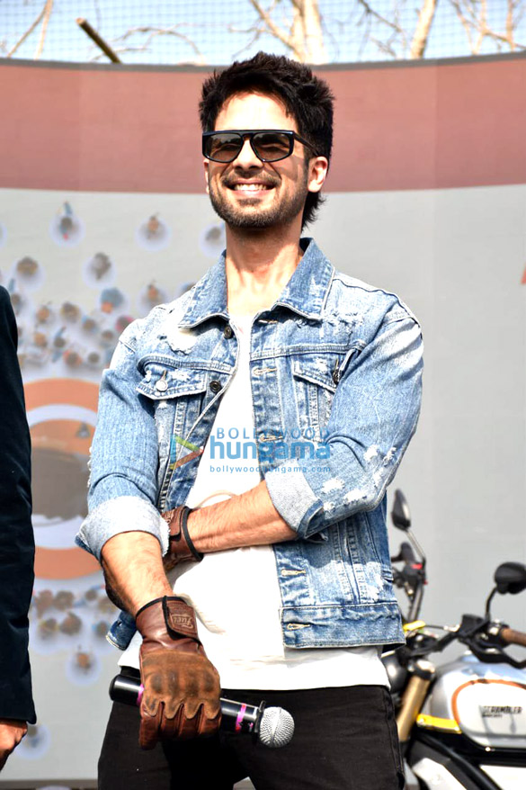 shahid kapoor snapped at the guiness world record attempt for the largest human formation in the shape of helmet attempt 2