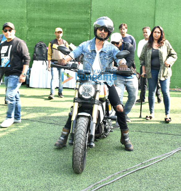 shahid kapoor snapped at the guiness world record attempt for the largest human formation in the shape of helmet attempt 5