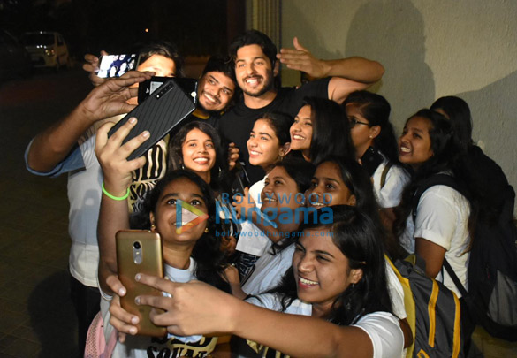 sidharth malhotra snapped meeting fans on his birthday 2