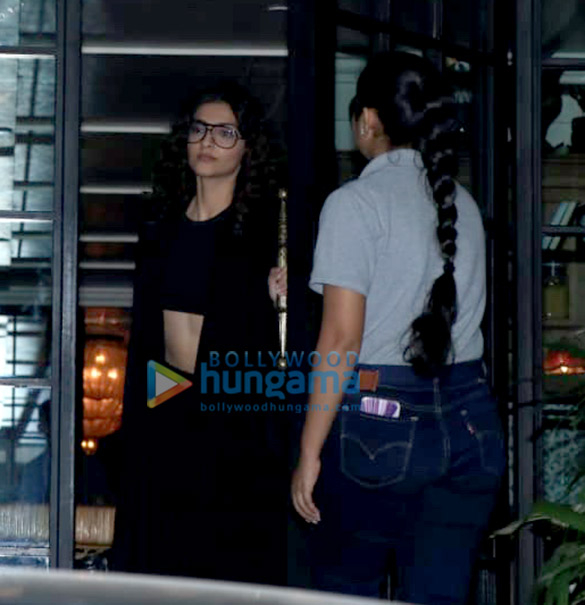 sonam kapoor ahuja and janhvi kapoor spotted at soho house in juhu 1