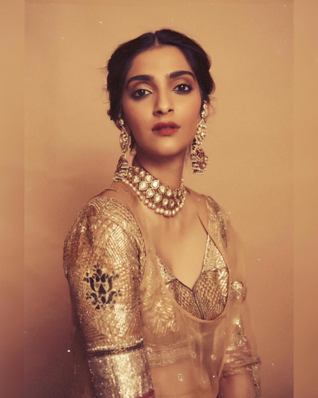 Sonam Kapoor Ahuja in Good Earth Couture for a mehendi ceremony (3)