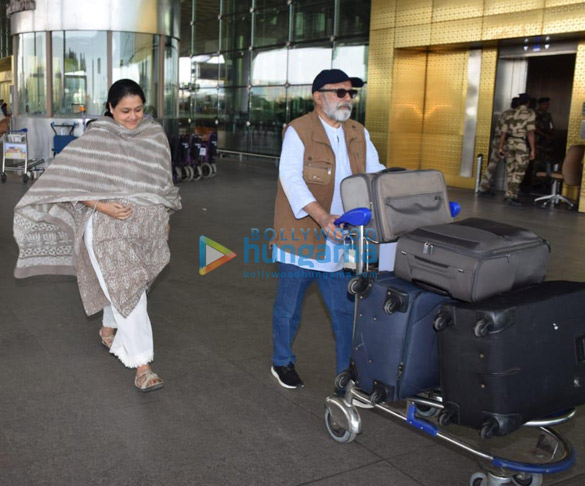 sunny leone pankaj kapoor and supriya pathak snapped at the airport 2