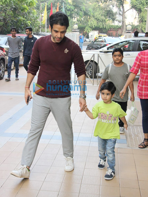 taimur ali khan kareena kapoor khan and her mother tusshar kapoor and his son snapped at sea princess 3