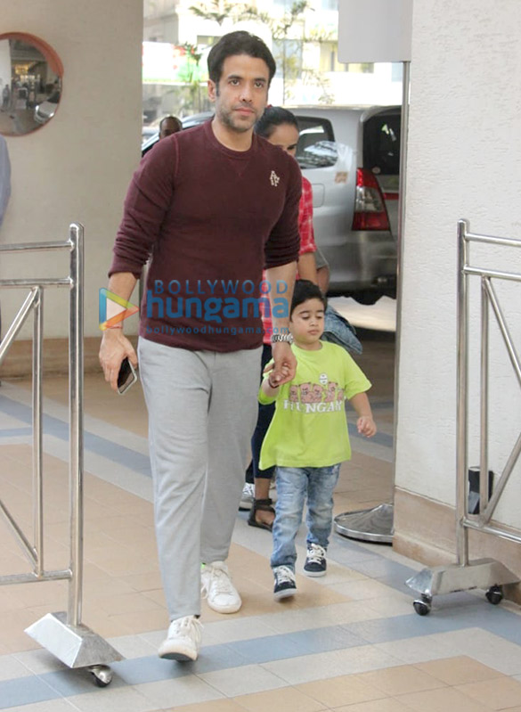 taimur ali khan kareena kapoor khan and her mother tusshar kapoor and his son snapped at sea princess 5