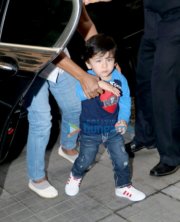 taimur ali khan snapped at soha ali khans residence in bandra 2