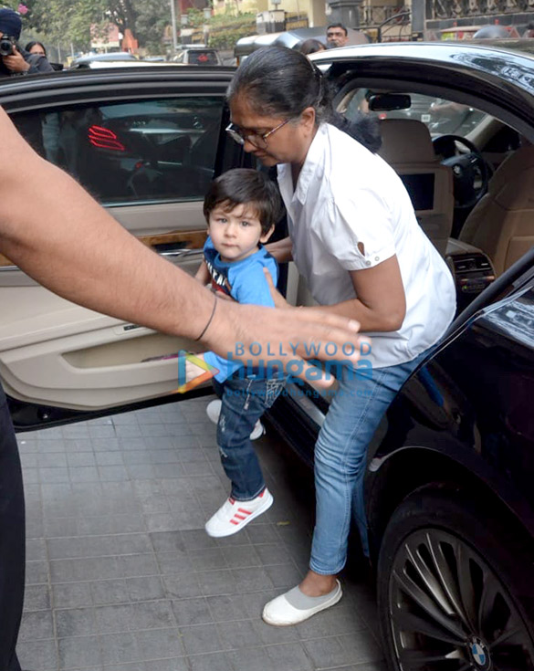 taimur ali khan snapped at soha ali khans residence in bandra 4