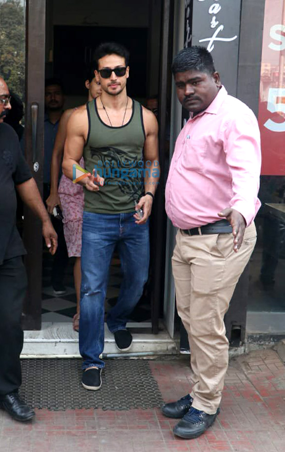 tiger shroff and disha patani snapped at bastian in bandra 1