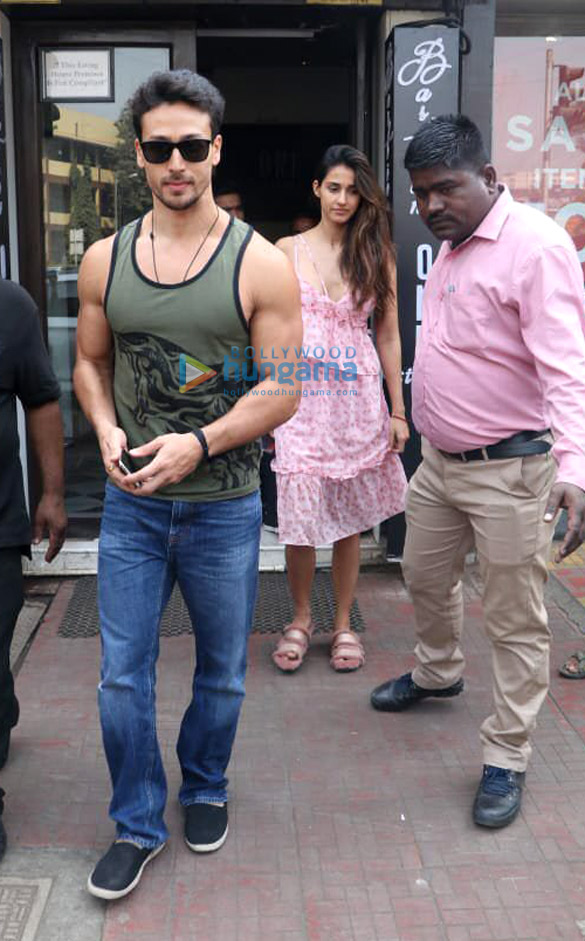 tiger shroff and disha patani snapped at bastian in bandra 3