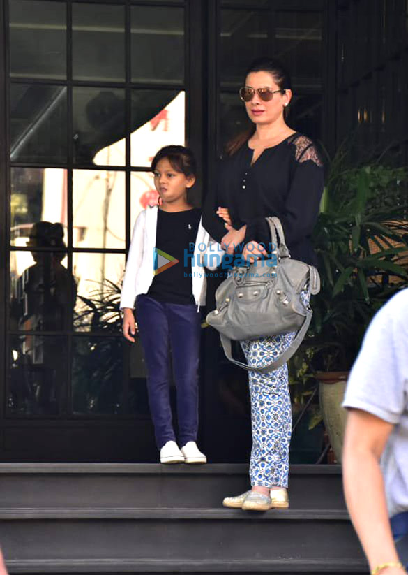 twinkle khanna neelam kothari and divya dutta spotted at soho house in juhu 2