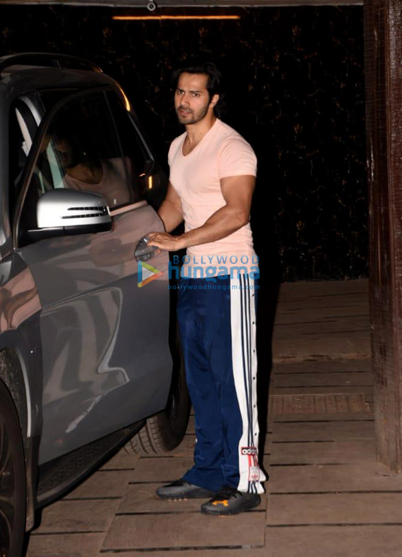 varun dhawan spotted at the gym 4 5