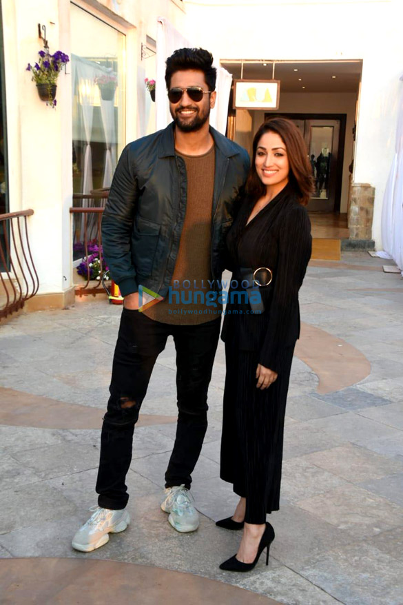 vicky kaushal and yami gautam snapped promoting uri in juhu 1