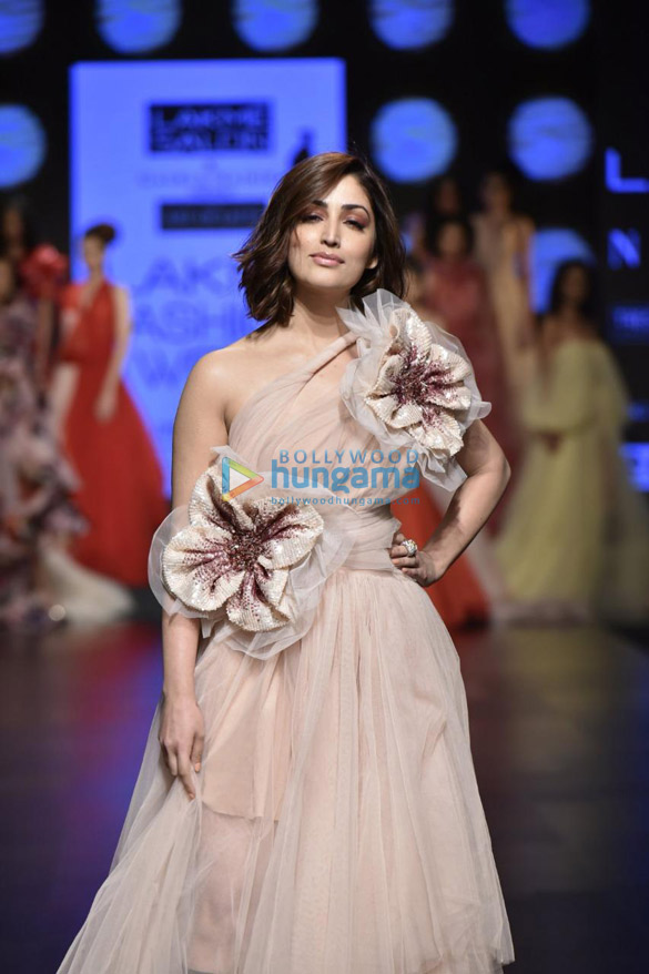 yami gautam walks the ramp for gauri and nainika at lakme fashion week summer resort 2019 4