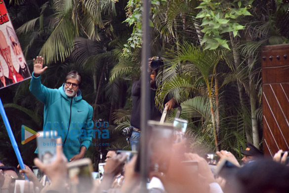 amitabh bachchan snapped greeting his fans 4