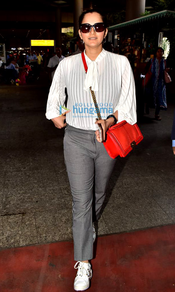 arjun kapoor virat kohli anushka sharma and others snapped at the airport 6