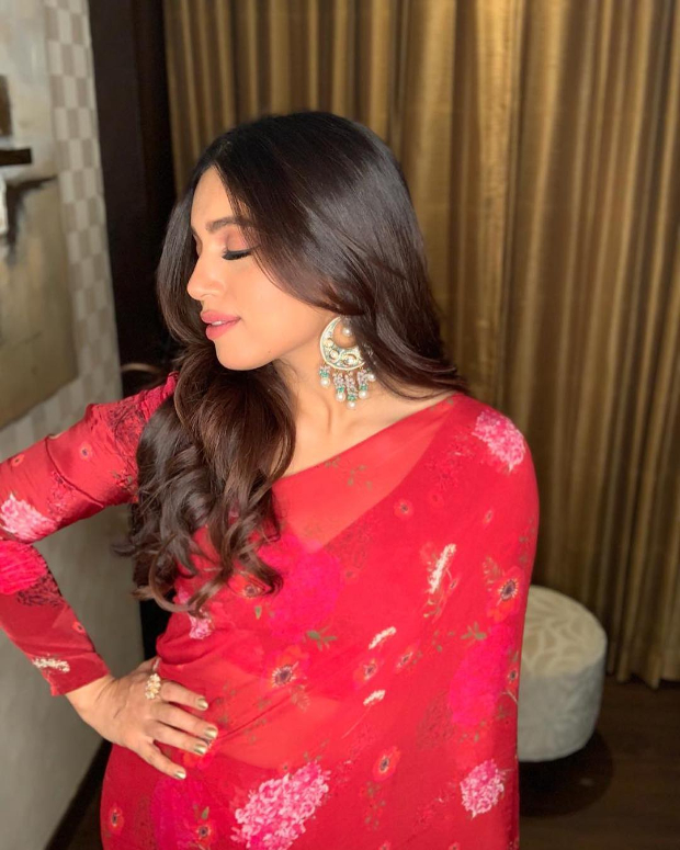 Bhumi Pednekar in Arpita Mehta concept ruffle saree for Sonchiriya promotions (4)