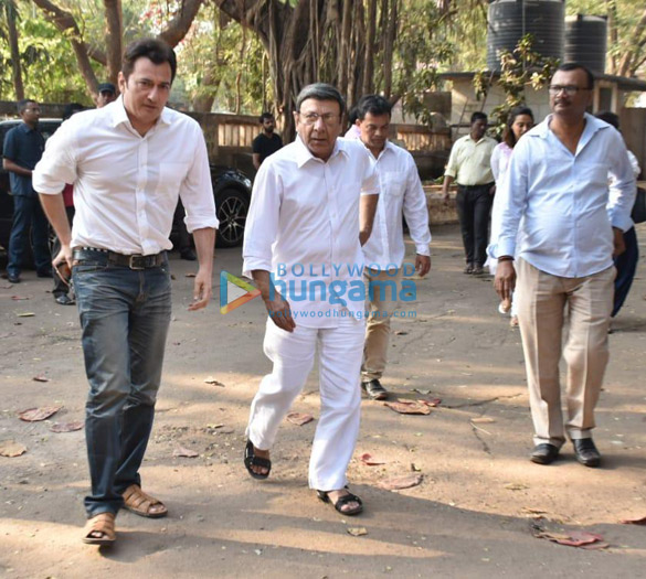 celebs attend ramesh barjatiyas funeral 3