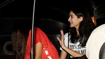 Sara Ali Khan hides her face during her rickshaw ride with Ananya Panday and it has left us wondering about the reason!
