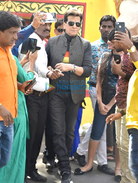 ekta kapoor and jeetendra spotted at shani temple juhu 2