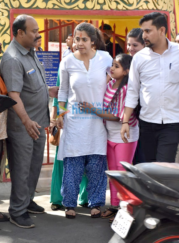 ekta kapoor and jeetendra spotted at shani temple juhu 3