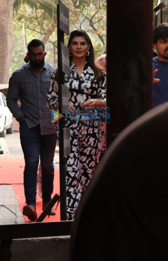 jacqueline fernandez and kartik aaryan snapped with neha dhupia on the sets of bffs with vogue season 3 1