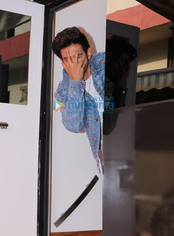 jacqueline fernandez and kartik aaryan snapped with neha dhupia on the sets of bffs with vogue season 3 5