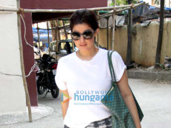 Kareena Kapoor Khan, Amrita Arora & Twinkle Khanna snapped at the gym