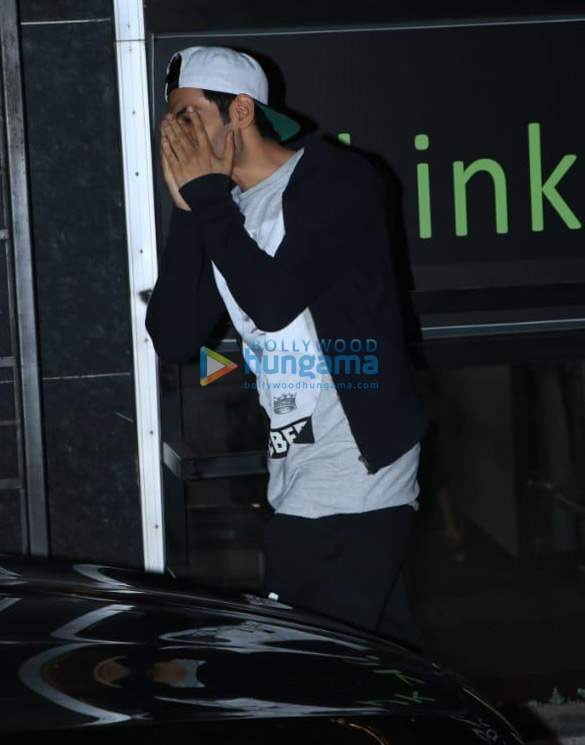 kartik aaryan spotted at gym in juhu 2
